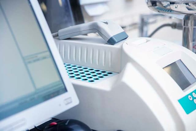 Laboratory sample analyser